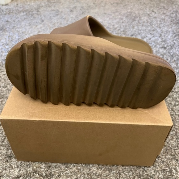 Yeezy Slide “Core” - Picture 4 of 4